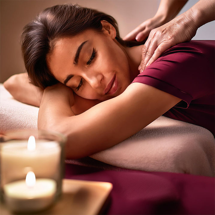 Une énergéticienne promulgue un soin d'ostéo reiki sur le dos d'une femme